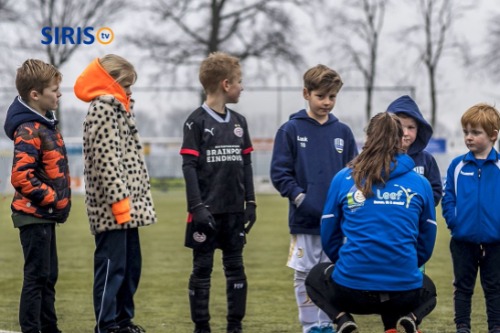 Kinderen die luisteren naar trainster